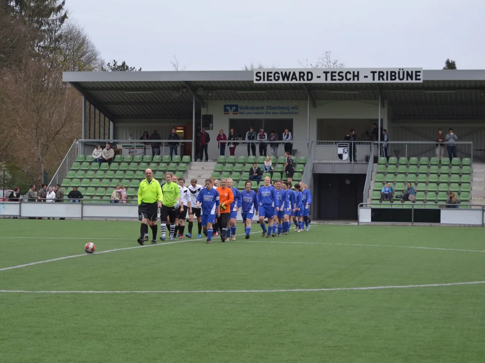 Bitte lächeln: die Spielerinnen beider Mannschaften erblicken die Kamera Bitte lächeln: die Spielerinnen beider Mannschaften erblicken die Kamera