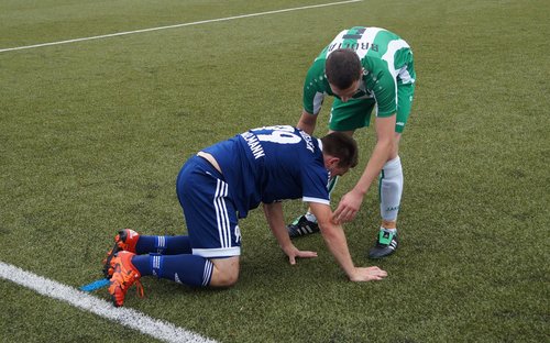 Ein Bröltaler Spieler hilft Sören Heinzelmann auf