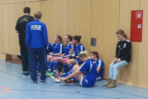 Mannschaftsbesprechung: die Mannschaft lauscht den Anweisungen des Trainerteams