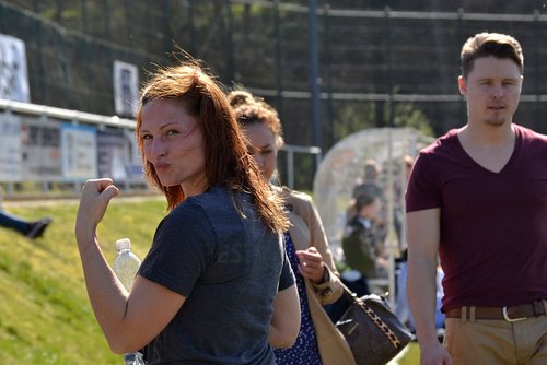 Durchsetzungsstark: Katrina Schneider im Zweikampf mit ... ja, wem überhaupt? Durchsetzungsstark: Katrina Schneider im Zweikampf mit ... ja, wem überhaupt?
