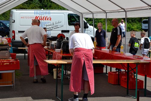 Wieder einmal mit einem verzüglichen Service: die Angestellten der Metzgerei Müller Wieder einmal mit einem verzüglichen Service: die Angestellten der Metzgerei Müller