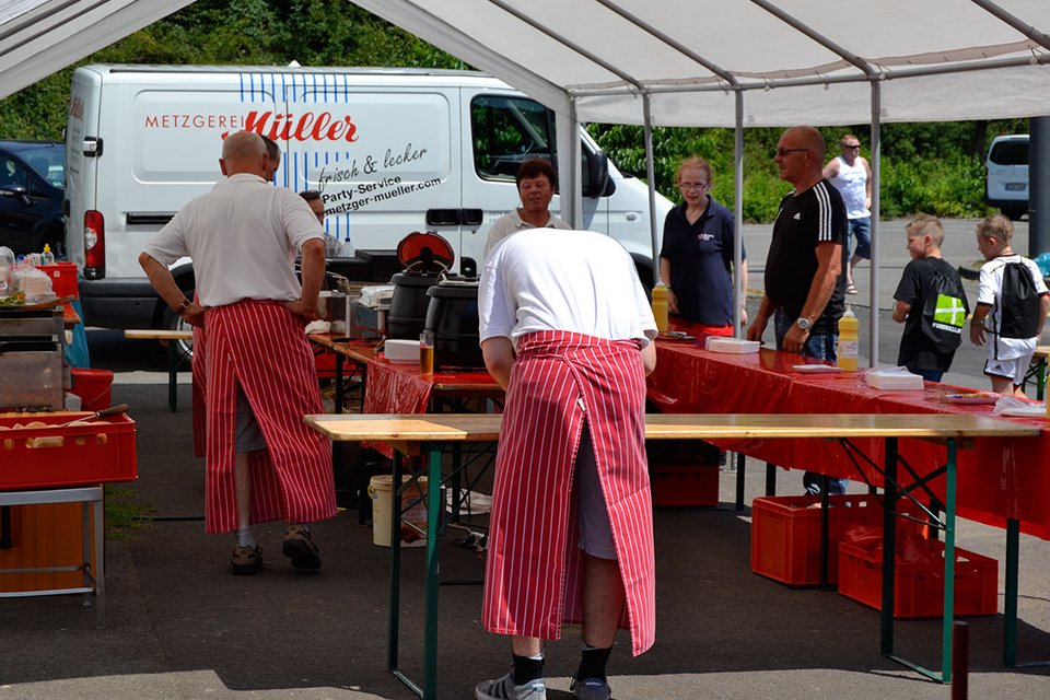 Wieder einmal mit einem verzüglichen Service: die Angestellten der Metzgerei Müller