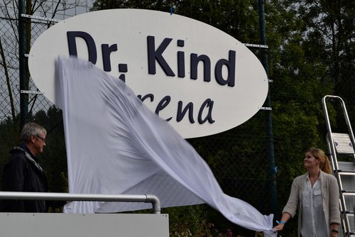 Karl Kind, der Sohn des Namensgebers der neuen Arena, sowie dessen Tochter Hannah-Lisa ... Karl Kind, der Sohn des Namensgebers der neuen Arena, sowie dessen Tochter Hannah-Lisa ...