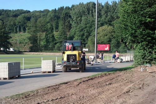 Ab 7 Uhr in der Früh pflasterten zahlreiche Vereinsmitglieder den Boden neben dem Spielfeld Ab 7 Uhr in der Früh pflasterten zahlreiche Vereinsmitglieder den Boden neben dem Spielfeld