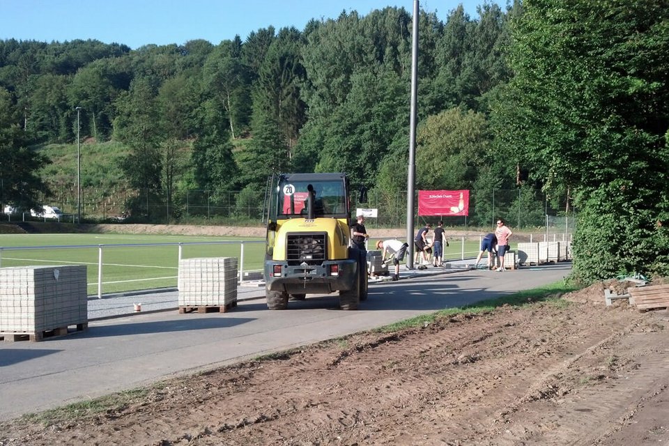 Ab 7 Uhr in der Früh pflasterten zahlreiche Vereinsmitglieder den Boden neben dem Spielfeld Ab 7 Uhr in der Früh pflasterten zahlreiche Vereinsmitglieder den Boden neben dem Spielfeld