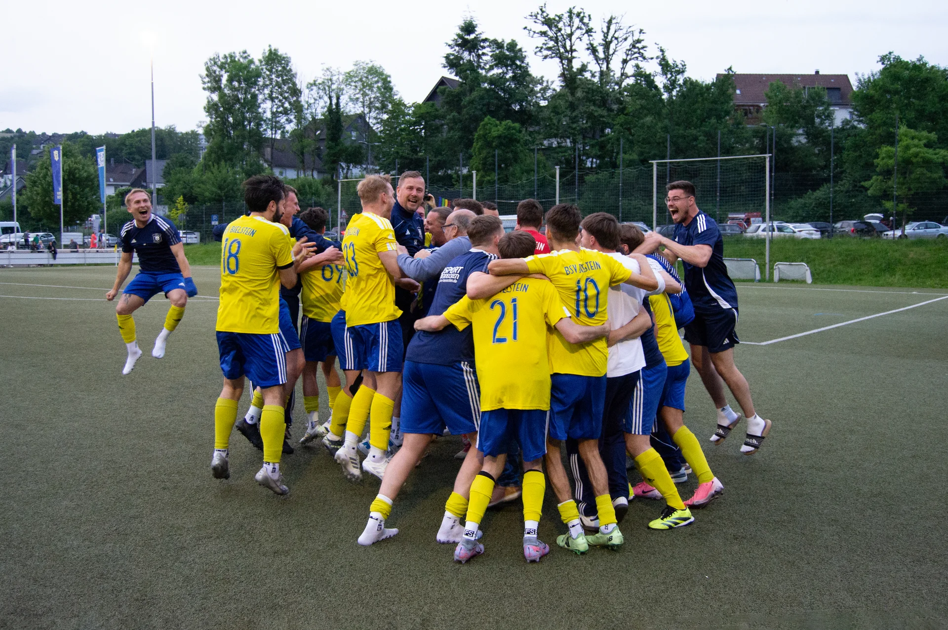 Die Erste Herren feiert den Aufstieg in der Dr. Kind Arena ausgelassen