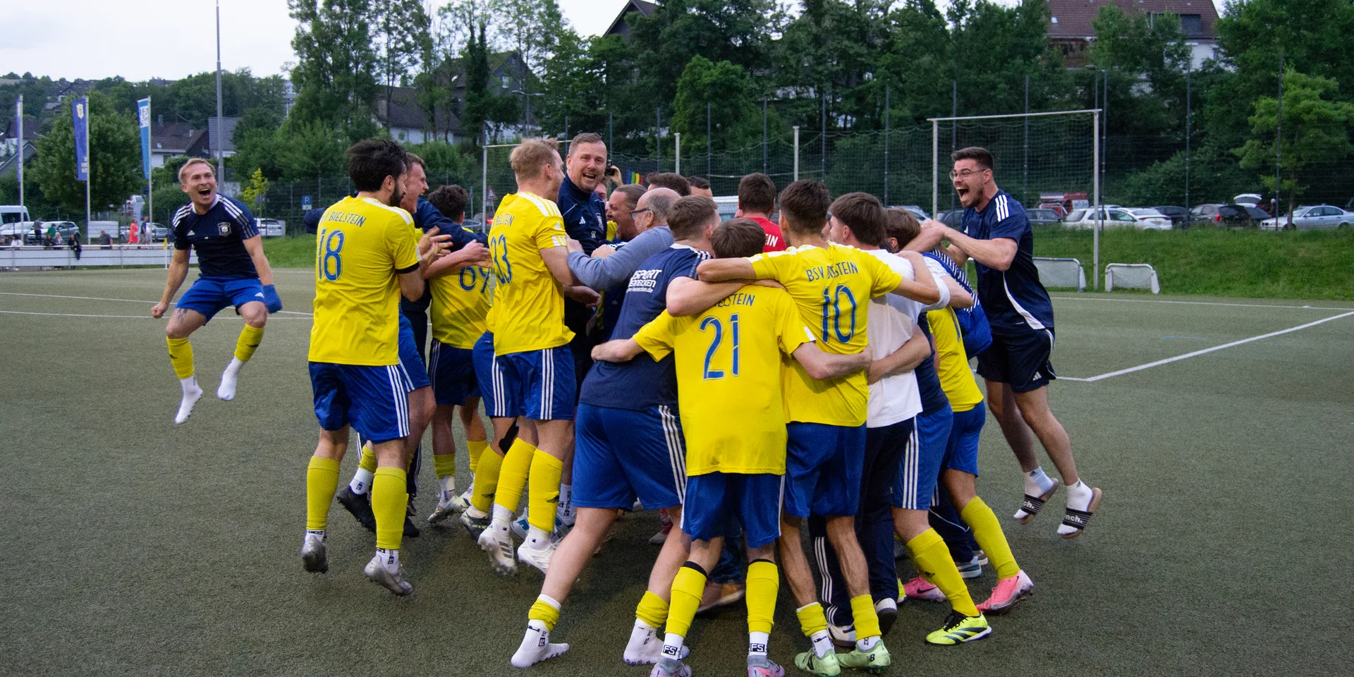 Die Erste Herren feiert den Aufstieg in der Dr. Kind Arena ausgelassen