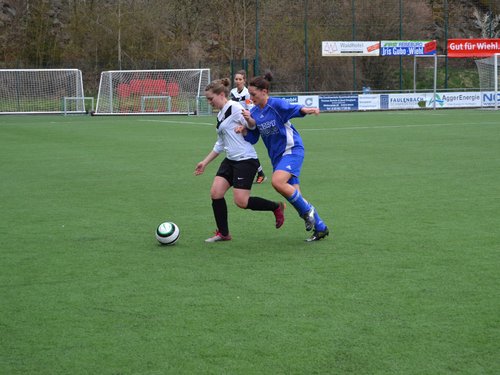 Katrina Schneider im Zweikampf mit Namensvetterin Alina Schneider Katrina Schneider im Zweikampf mit Namensvetterin Alina Schneider