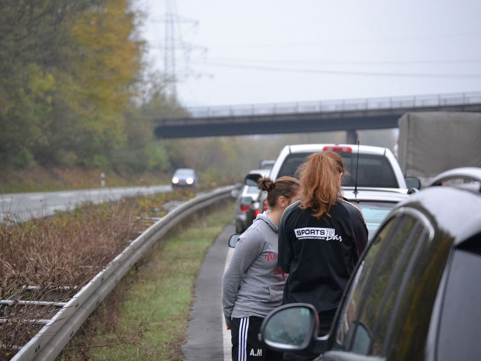 Anna und Vivian unterhielten sich während des Staus lieber außerhalb der Autos