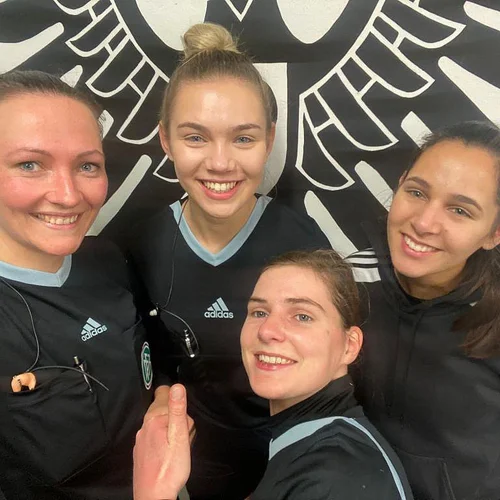 Einfach stark: Unsere Schiedsrichterin Mia durfte gestern Nachmittag beim U16 Länderspiel zwischen Deutschland und Norwegen in Münster als Linienrichterin agieren und dabei ihr Länderspieldebüt feiern