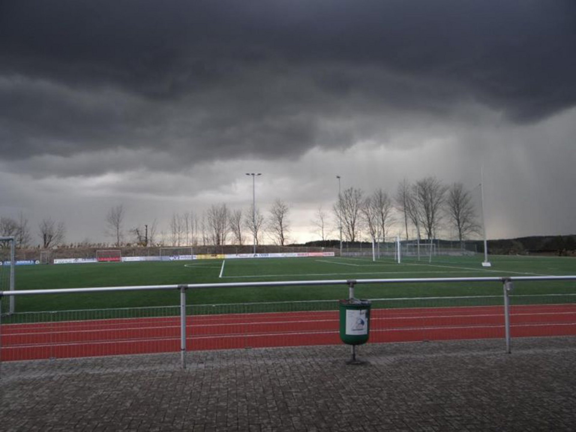 Schwere Ungewitter zogen auf und sorgten dafür, dass das Spiel kurzzeitig unterbrochen werden musste
