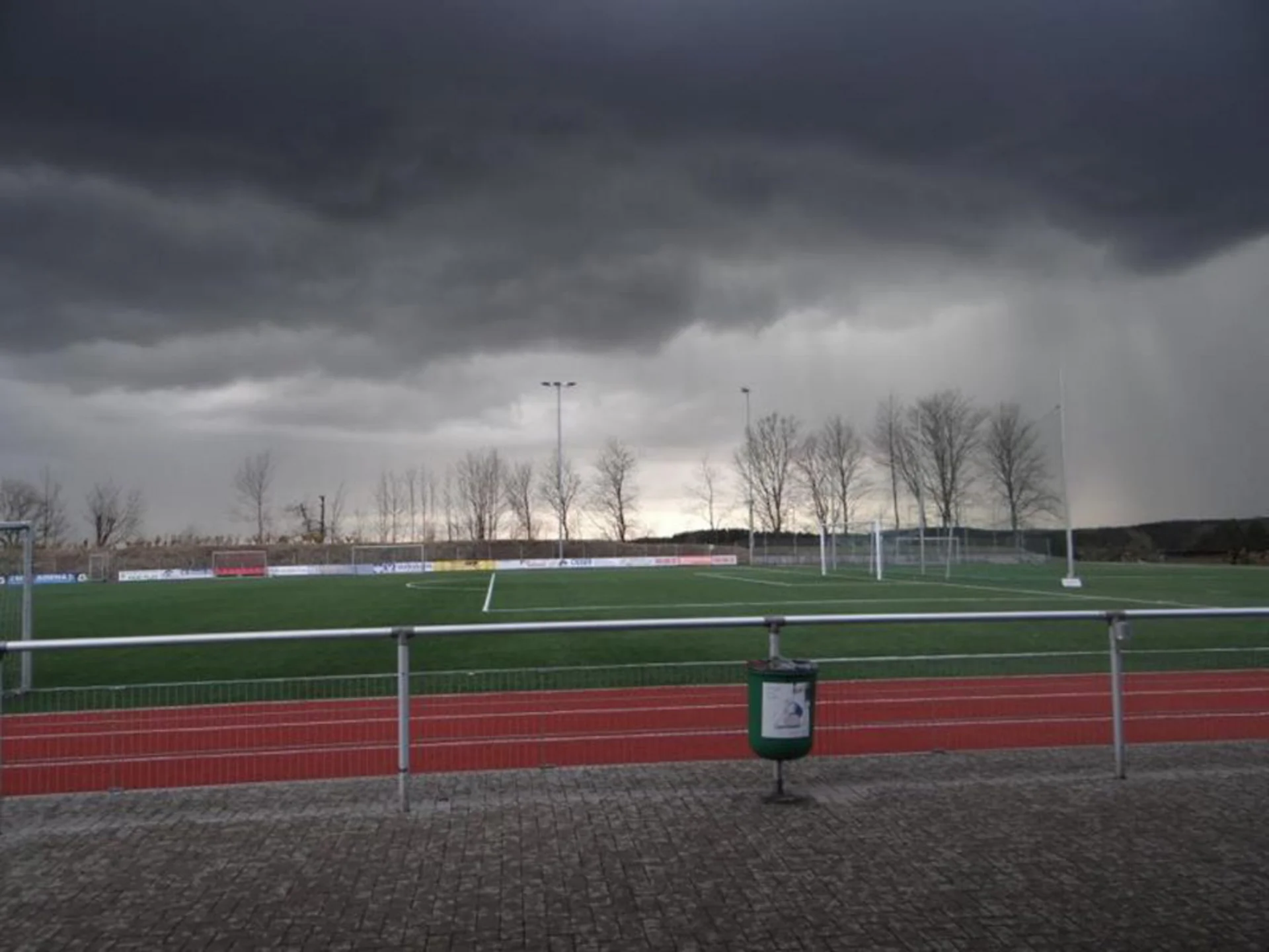 Schwere Ungewitter zogen auf und sorgten dafür, dass das Spiel kurzzeitig unterbrochen werden musste