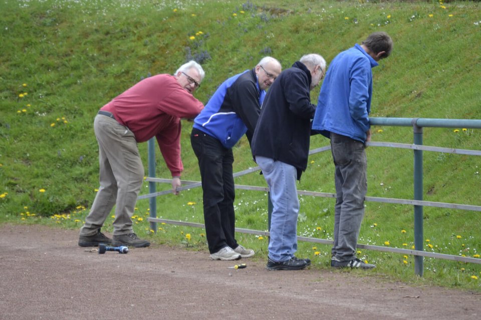 Lothar Vollmer, Ede Noreikat, Rainer Klocke und Alfred Lindemann entfernen das Bandenbefestigungs-System Lothar Vollmer, Ede Noreikat, Rainer Klocke und Alfred Lindemann entfernen das Bandenbefestigungs-System