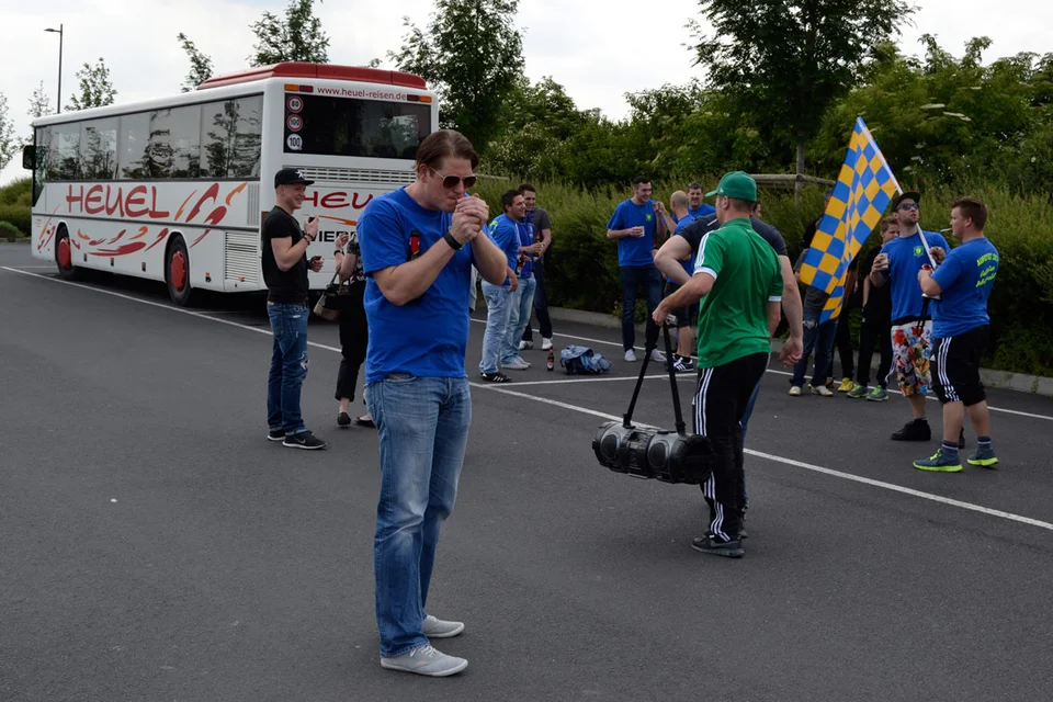 Die Fans sammelten sich vor dem Bus ... Die Fans sammelten sich vor dem Bus ...
