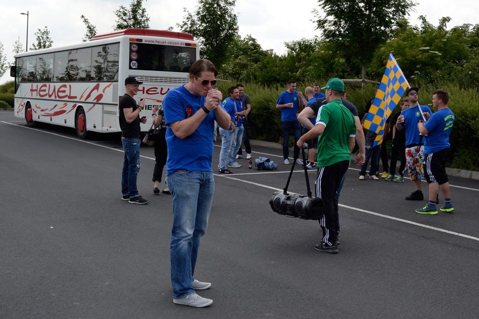 Die Fans sammelten sich vor dem Bus ...