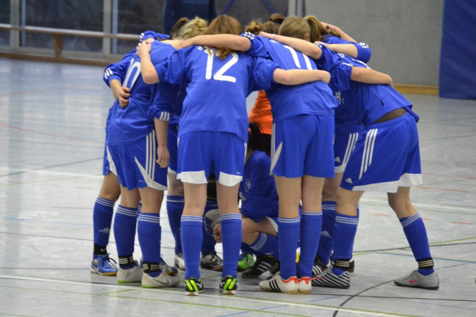 Kreisbildung vor dem ersten Spiel: die U17 Mädchen des BSV Bielstein