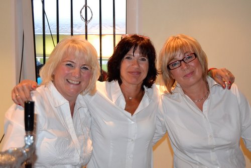 Fleißige Helfer: die Service-Damen des Vereinshauses lieferten beste Arbeit ab Fleißige Helfer: die Service-Damen des Vereinshauses lieferten beste Arbeit ab