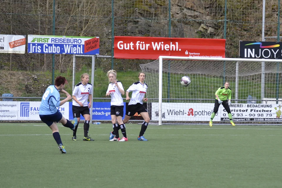 Lisa Hasenburg bei der Ausführung eines Freistoßes