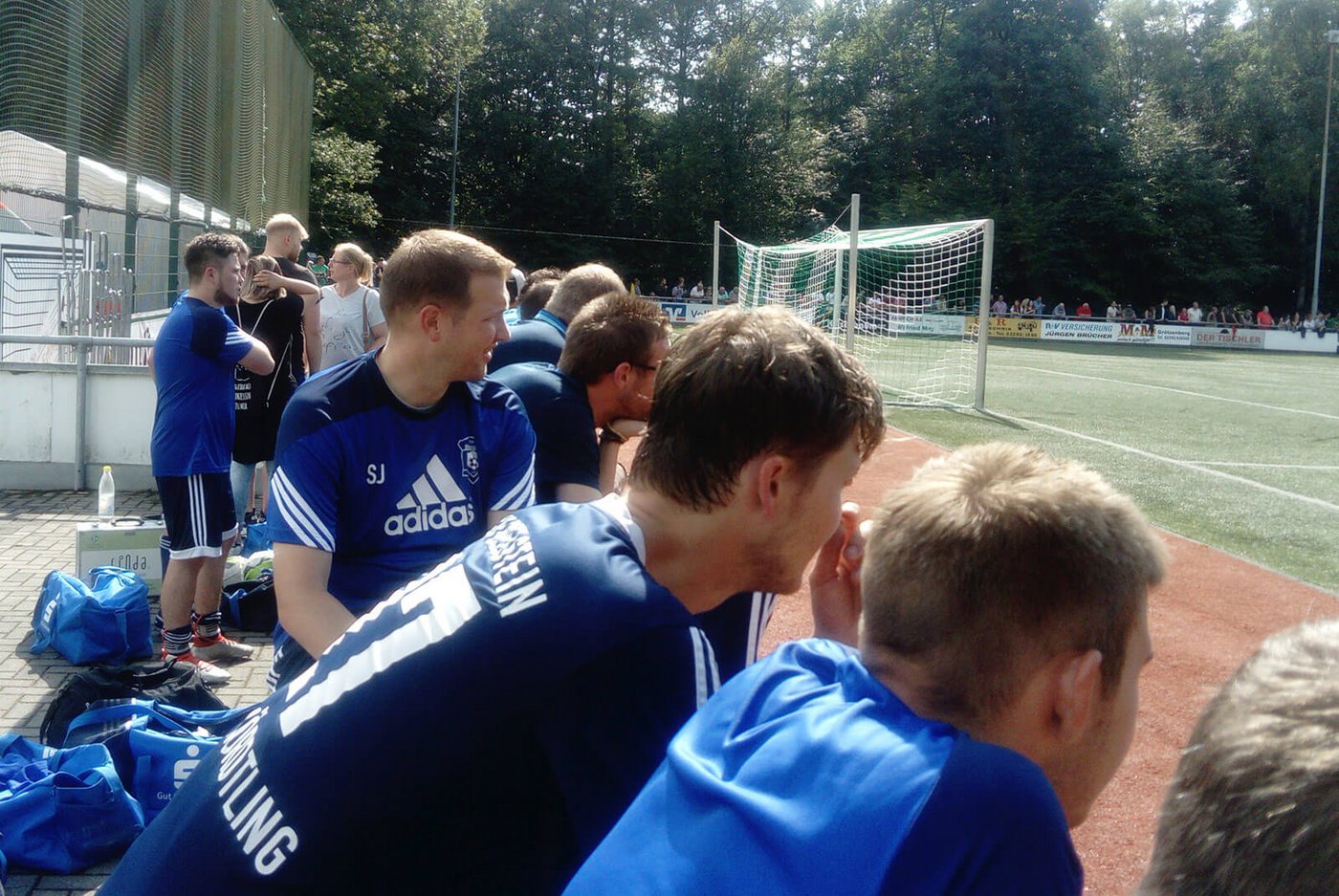 Unsere Jungs gewannen das Eröffnungsspiel gegen Brötal und stießen darauf gemeinsam an