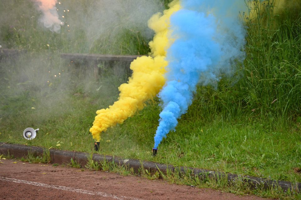 Blau-gelbe Pyrotechnik durfte dabei natürlich nicht fehlen