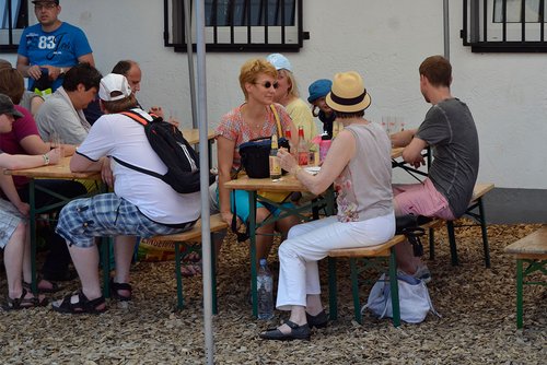 Im Schatten: die zahlreichen Gäste der Veranstaltung wurden von den wenigen Schattenplätzen förmlich angezogen Im Schatten: die zahlreichen Gäste der Veranstaltung wurden von den wenigen Schattenplätzen förmlich angezogen