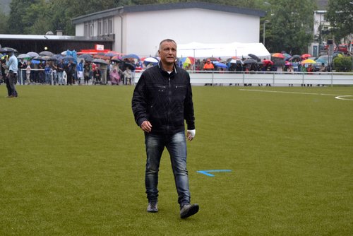 Kritischer Blick: Thomas Rothe hoffte vor Spielbeginn auf eine Besserung der Witterungsbedingungen