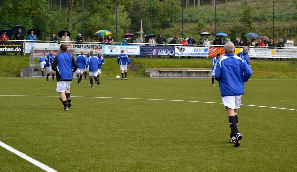 Lockeres Warmlaufen: die Bielsteiner Alten Herren machten es den Kölnern gleich und liefen vor der ersten Ballberührung noch ein paar Bahnen Lockeres Warmlaufen: die Bielsteiner Alten Herren machten es den Kölnern gleich und liefen vor der ersten Ballberührung noch ein paar Bahnen