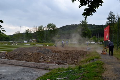 Rauch über dem Bielsteiner Himmel: beim Abfräsen des Bodens wurde viel Dreck durch die Luft gewirbelt Rauch über dem Bielsteiner Himmel: beim Abfräsen des Bodens wurde viel Dreck durch die Luft gewirbelt