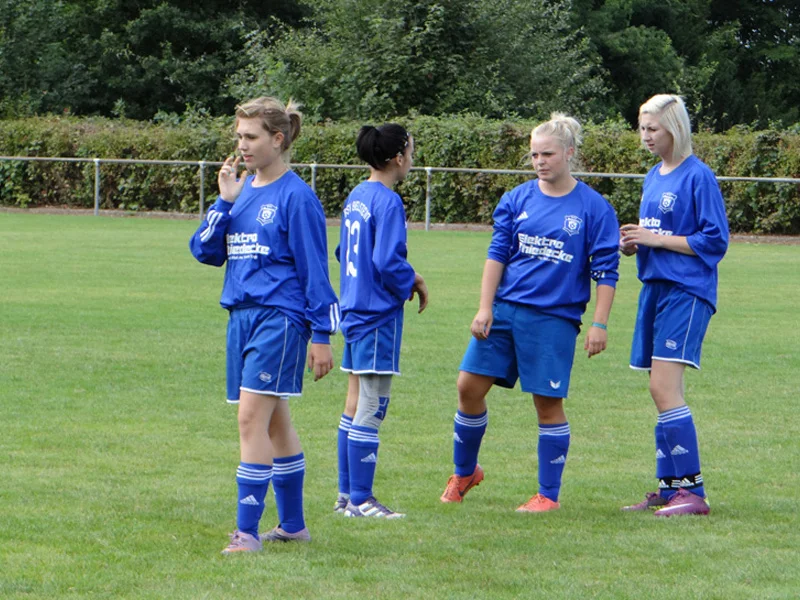 Die Mädchen beim aufwärmenden Torschusstraining