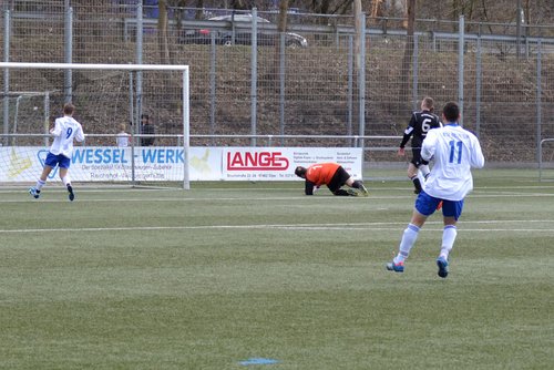 ... der dem Torhüter zum 1:0 durch die Beine in die Maschinen rollt ... der dem Torhüter zum 1:0 durch die Beine in die Maschinen rollt
