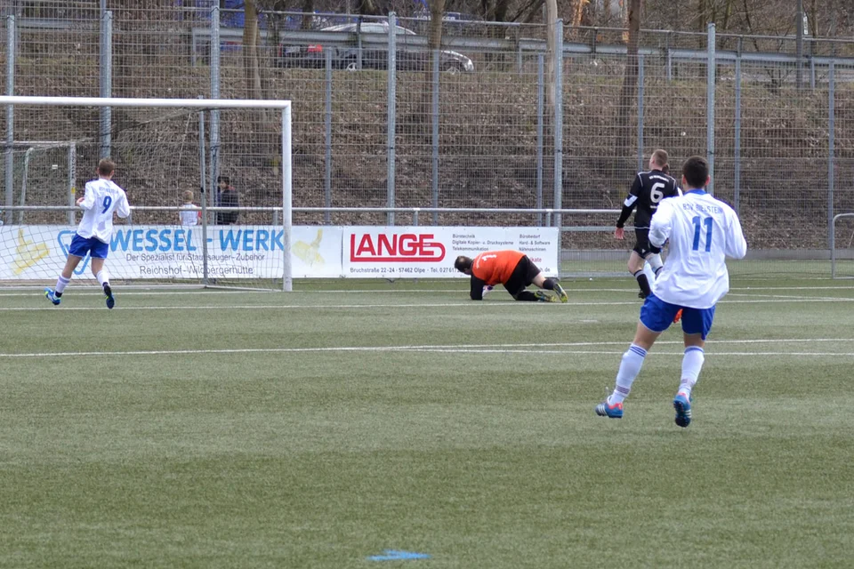 ... der dem Torhüter zum 1:0 durch die Beine in die Maschinen rollt ... der dem Torhüter zum 1:0 durch die Beine in die Maschinen rollt