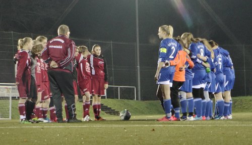 Die Mannschaften bei der Begrüßung vor dem Spiel