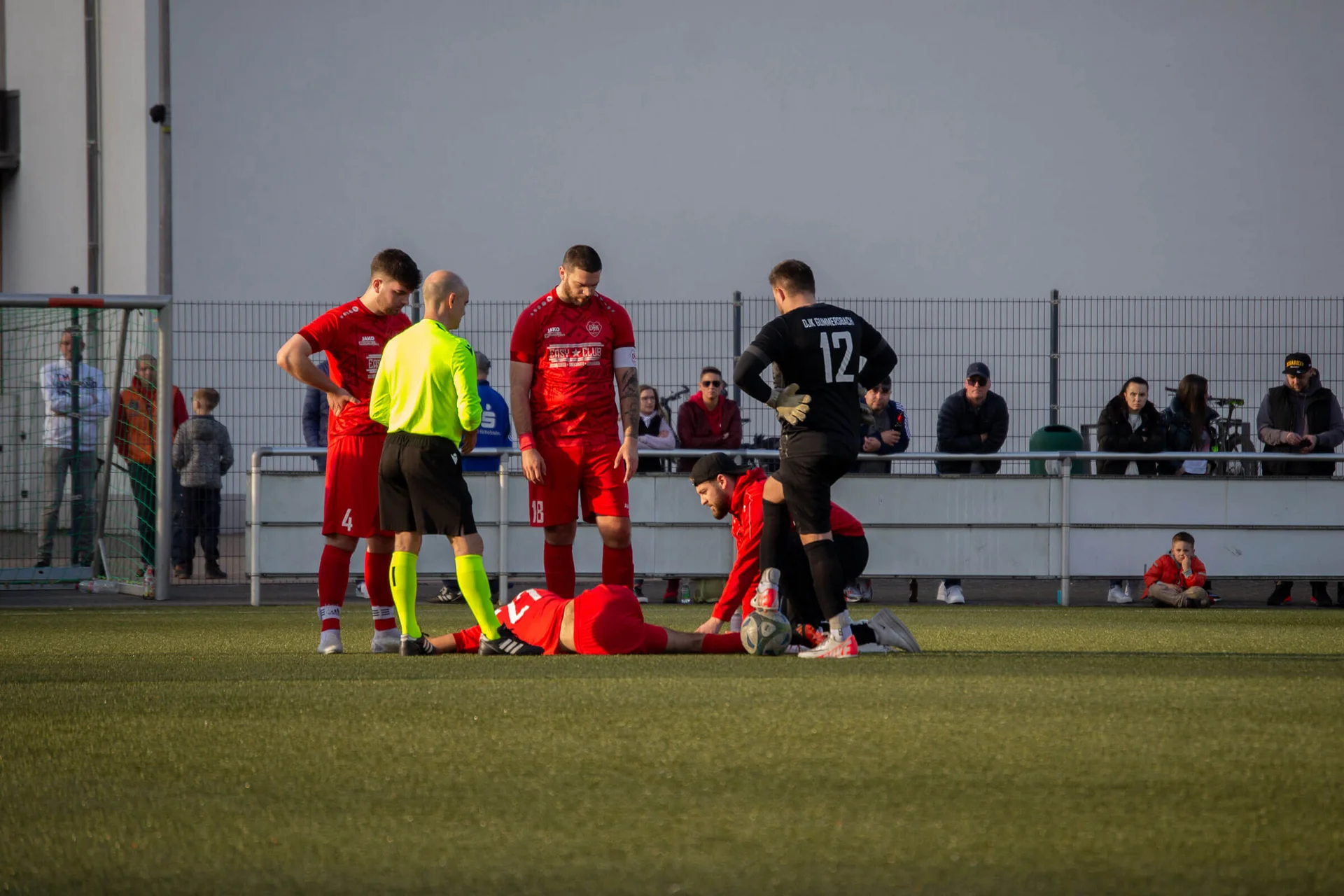 Der Gummersbacher Keyan Moradi verletzte sich schwer und musste mit dem Krankenwagen abtransportiert werden - wir wünschen gute Besserung