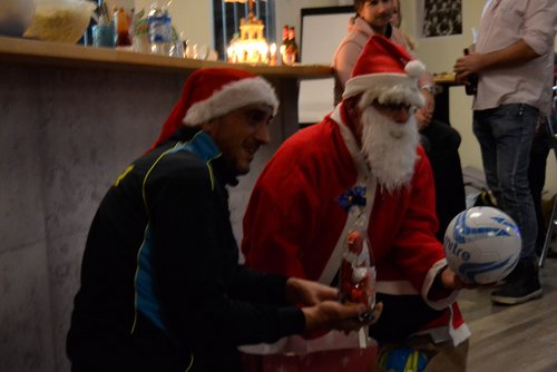 Guter Assistent: Trainer Jörg Große assistierte dem Nikolaus bei der Geschenke-Ausgabe