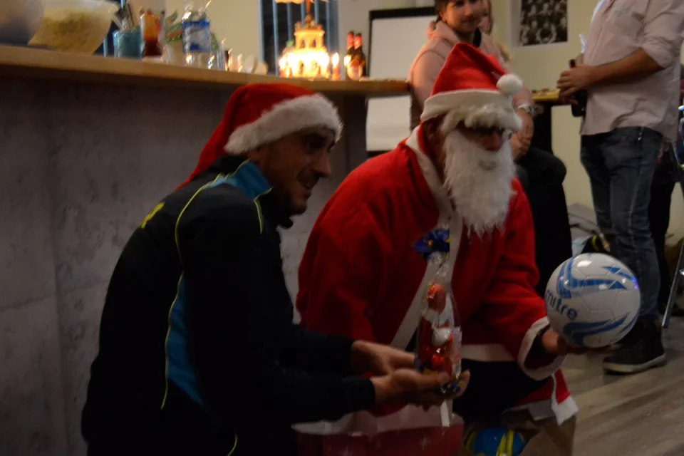 Guter Assistent: Trainer Jörg Große assistierte dem Nikolaus bei der Geschenke-Ausgabe
