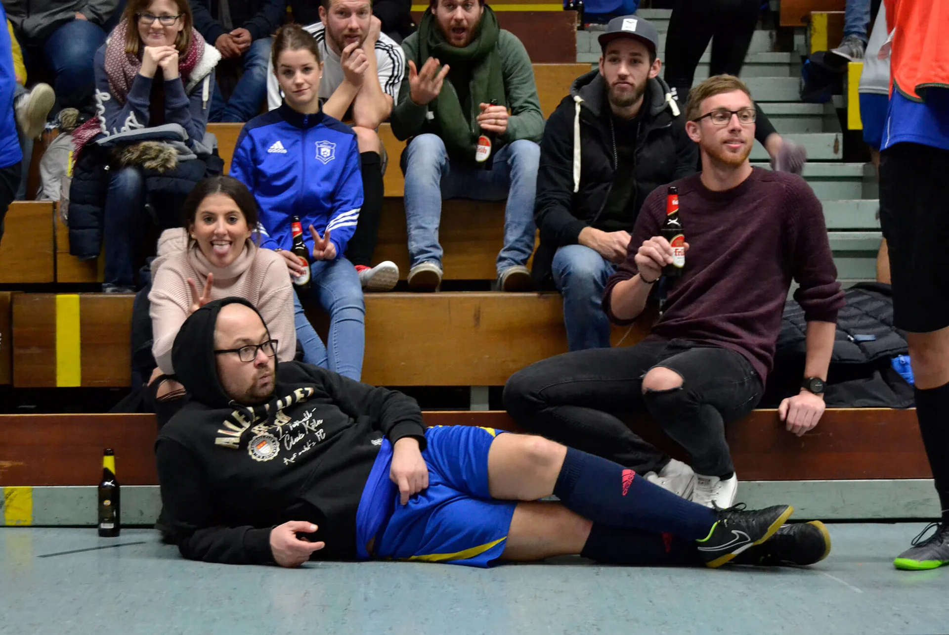 Beim internen Hallenturnier ist neben dem Spielfeld Zeit zum gemütlichen Beisammensein
