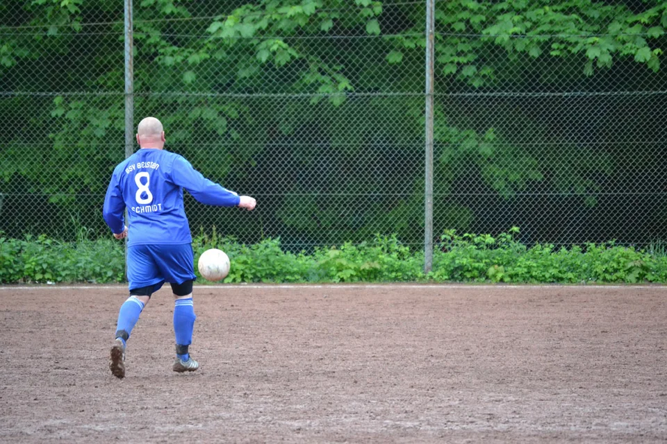 Die Entstehung zum 7:2: Kenny Schmidt mit einem öffnenden Pass zu ... Die Entstehung zum 7:2: Kenny Schmidt mit einem öffnenden Pass zu ...