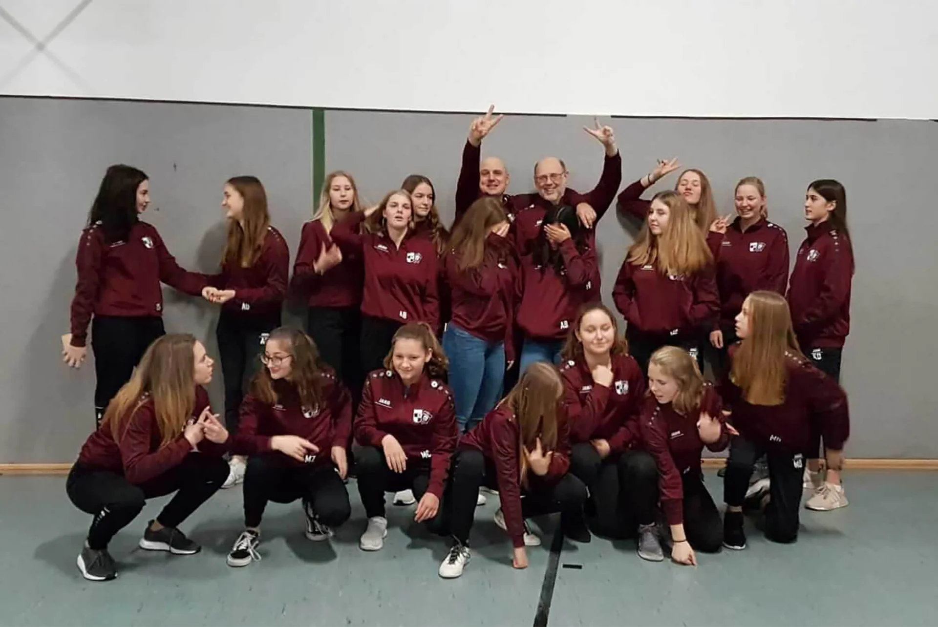 Aufstellen fürs Gruppenfoto: Unsere U17 Juniorinnen hatten eine schöne Weihnachtsfeier