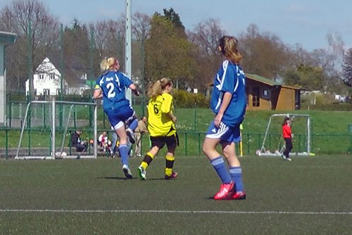Unangeneheme Gegenspielerin: Xenia Eglien bearbeitet ihre Gegenspielerin Unangeneheme Gegenspielerin: Xenia Eglien bearbeitet ihre Gegenspielerin