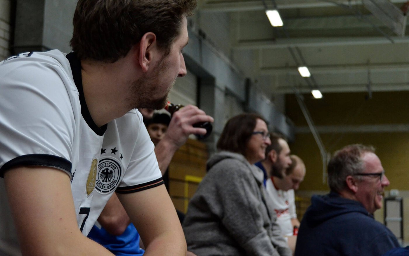 Lukas Köhler beobachtet das Treiben beim internen Hallenturnier des BSV Viktoria Bielstein