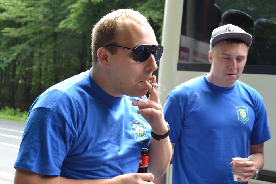 Günter Schäfer und Stefan Scholl vor dem Bus