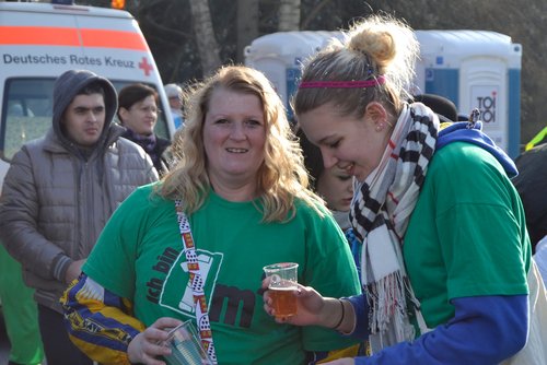 Ehemalige und alte Spielerin des BSV Bielstein: Nadine im Gespräch mit Xenia Eglien Ehemalige und alte Spielerin des BSV Bielstein: Nadine im Gespräch mit Xenia Eglien