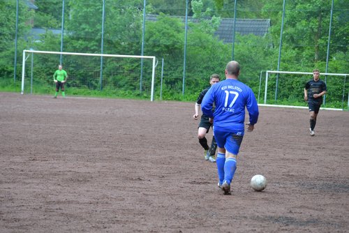 Viel Platz für Alexander Pethe, der noch einige gute Bälle spielte Viel Platz für Alexander Pethe, der noch einige gute Bälle spielte