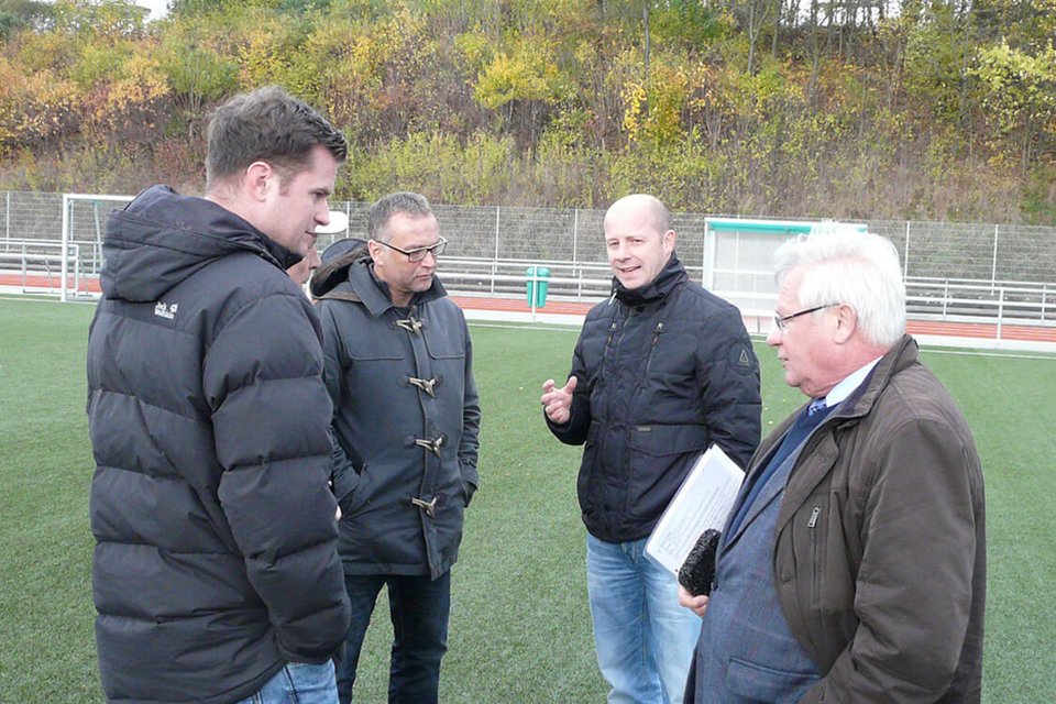 Im Gespräch: Vertreter der Firma Polytan erläutern Christof Fries und Thomas Rothe die Gegebenheiten des hiesigen Sportplatzes Im Gespräch: Vertreter der Firma Polytan erläutern Christof Fries und Thomas Rothe die Gegebenheiten des hiesigen Sportplatzes