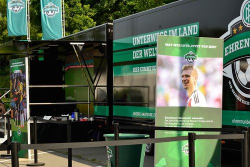 Material für umfangreiches Stöbern: der DFB hatte allerlei Materialien im Gepäck Material für umfangreiches Stöbern: der DFB hatte allerlei Materialien im Gepäck