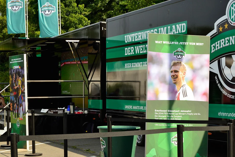 Material für umfangreiches Stöbern: der DFB hatte allerlei Materialien im Gepäck