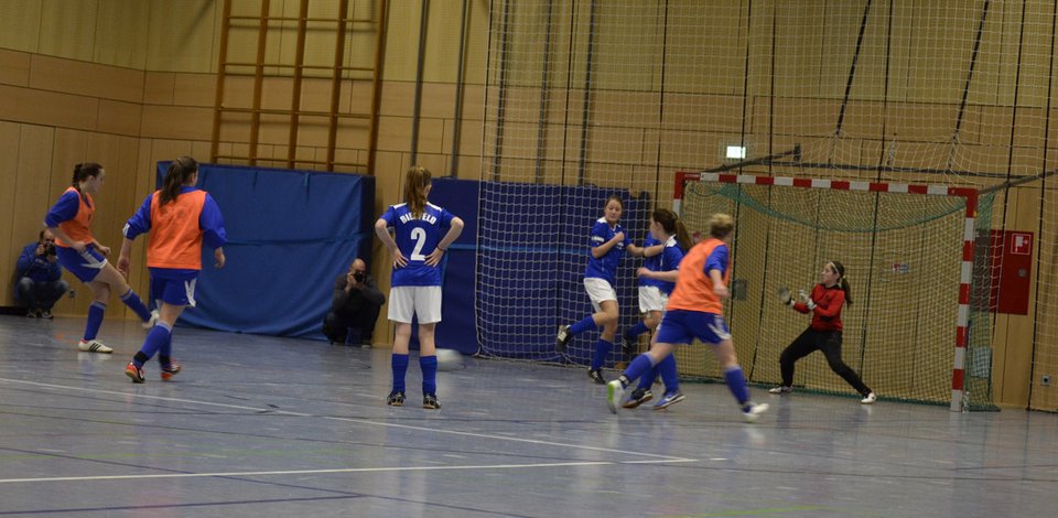 Das 1:0 im Spiel gegen Biesfeld: Jacqueline Holtz trifft mit der Innenseite ins Tor