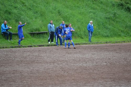 Die Auswechselbank feiert Kevin Müller an der Seitenlinie Die Auswechselbank feiert Kevin Müller an der Seitenlinie