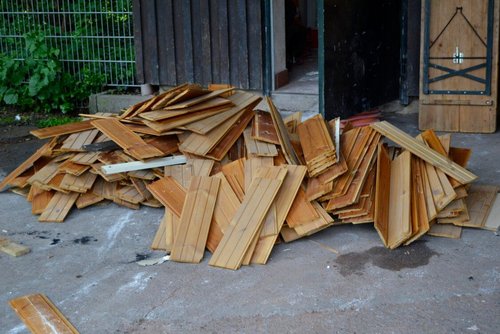 Reichlich Brennholz, was aus dem Clubheim herauskam Reichlich Brennholz, was aus dem Clubheim herauskam