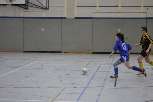 Jenny Völker läuft ihrer Gegenspielerin davon ... Jenny Völker läuft ihrer Gegenspielerin davon ...